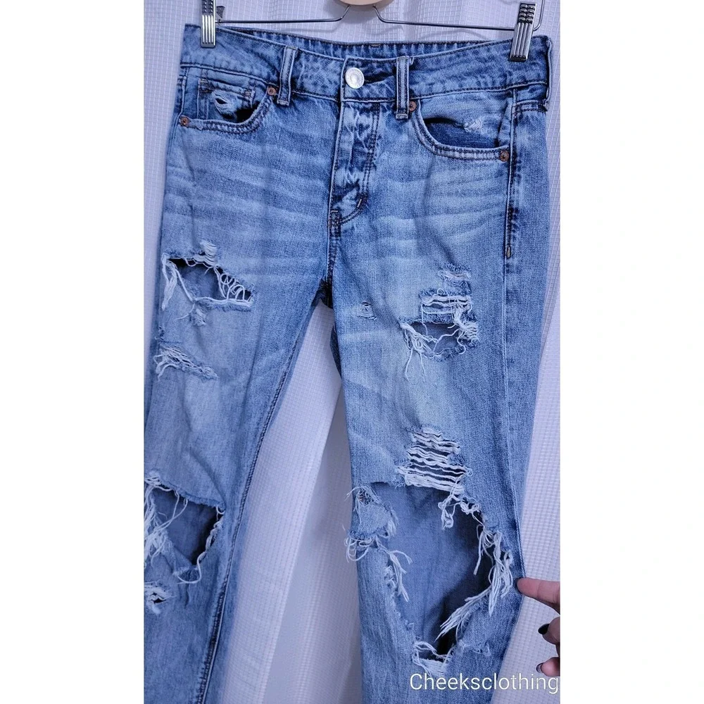 American Eagle Tomgirl Distressed Light Wash Button Fly Jeans size 4 Regular